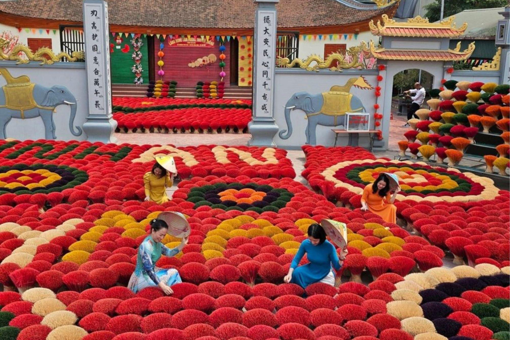 Cận cảnh những bó hương đỏ rực